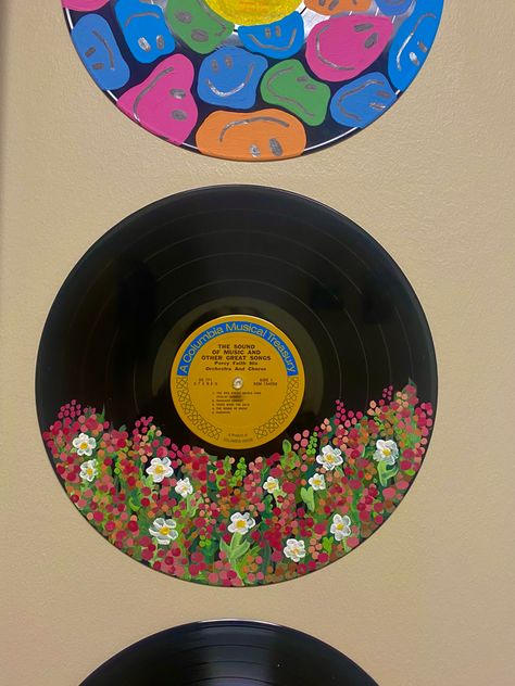 Flower Record Painting, Vinyl Record Painting Ideas, Painting Records, Record Painting Ideas, Record Decor, Vinyl Record Painting, Vinyl Record Art Ideas, Painted Records, Cd Wall Art