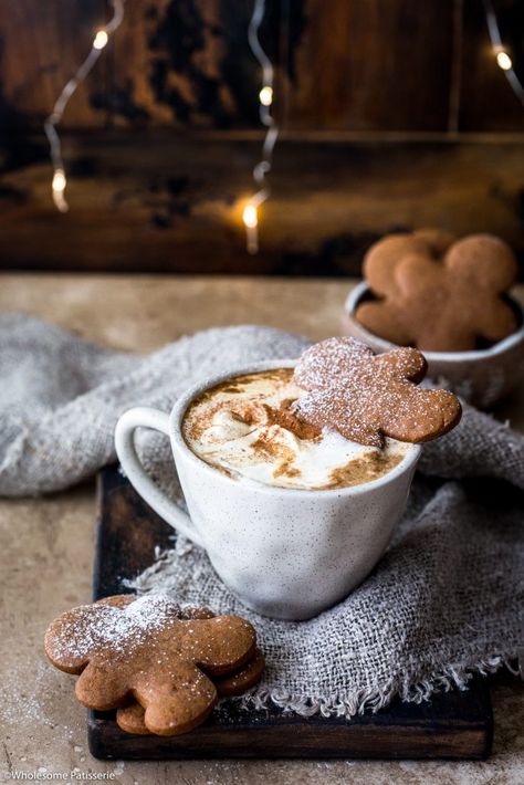 Gingerbread Latte Homemade Latte, Gingerbread Cookie Dough, Jul Mad, Autumn Food, Gingerbread Latte, Cup Of Hot Chocolate, 귀여운 음식 그림, Ginger Bread Cookies Recipe, Christmas Board