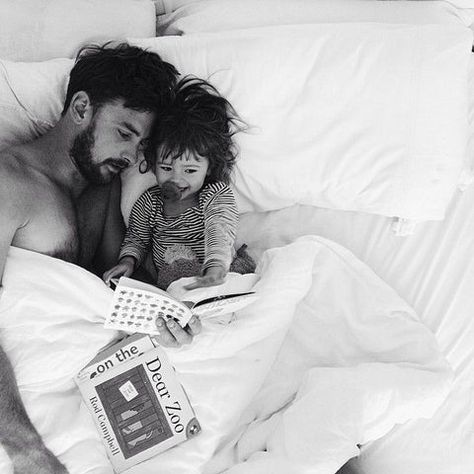 For Father's Day | Some More of the Hottest Dad Moments of All Time – Ella Bella Baby Fotografie, Family Shoot, Foto Baby, Caroline Forbes, Reading A Book, Family Goals, Father Daughter, 인물 사진, Reference Images