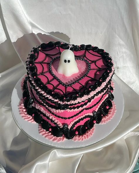 𝒞𝒶�𝓀ℯ Spooky Cakes, Gothic Birthday Cakes, Goth Cakes, Gothic Cake, Spooky Cake, Bolo Halloween, Halloween Birthday Cakes, Cute Baking, Dream Cake