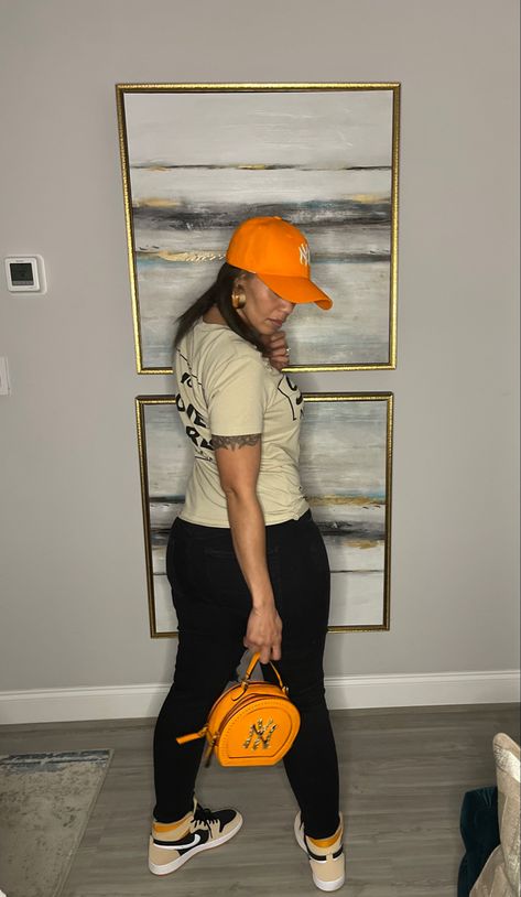 Sporty Fall Outfits, Travel Attire, Orange Outfit, Sneakers Outfit, Pop Of Color, Jordan 1, Casual Style, Going Out, Color Pop