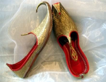 Gold and Red Embroidered Indian slippers Traditional Brown Leather Slippers, Traditional Embroidered Round Toe Slippers, Indian Slippers, Bollywood Embroidered Flats, Traditional Slip-on Slippers With Leather Sole, Heart Song, Egyptian Era, Ethnic Clothes, Dark Dress