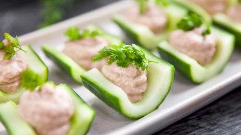 Cucumber Boats with Tuna Mousse Tuna Mousse Recipe, Tuna Mousse, Tuna In Oil, Tuna Potato, Cucumber Boats, Egg Mayonnaise, Studying Food, Potato Gratin, Cucumber Recipes