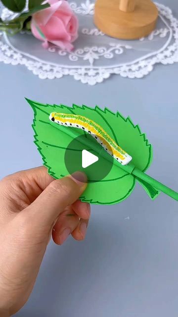 Ⱥʀᴛꜱ | ℭʀᴀꜰᴛꜱ | Hᴀᴄᴋꜱ | Ꭰɪʏ on Instagram: "Use paper towels and cardboard to make moving caterpillars. It’s simple and fun. Come and try it! #arts #crafts #artsandcrafts #reelsvideo #artsy #artstagram #artstudio #reelsinstagram #papercrafts #diycrafts #handmadecrafts #visualarts #handicrafts #art #draw #handmade #artist #artgallery #handcrafted #diyvideos #useful #diytutorial #crafted #reels #homemadetoys #kindergarten #caterpillar" How To Make Insects Craft, Moving Crafts For Kids, Catapillar Crafts Preschool, Handcraft For Kids, Insect Crafts Preschool, Moving Crafts, Caterpillar Project, Insects Craft, Simple Paper Crafts For Kids