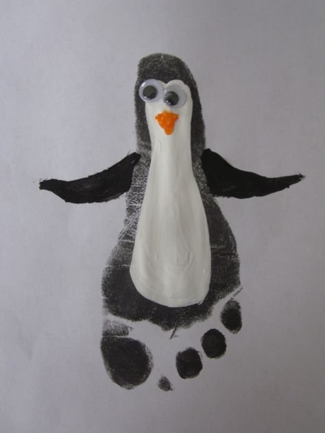 Cover the foot in white paint, leaving the toes uncovered Paint toes with black paint, place foot on paper Outline white paint with black, as show below Give your penguin a cute little face! #individuallearning #fun #wherelearningisfun #imagination #creativity #childrensbooks #kids #Ilovetoread Penguin Crafts Preschool, Footprint Penguin, Macaroni Crafts, Arctic Animals Crafts, Winter Animal Crafts, Handprint Calendar, Winter Crafts For Toddlers, Fun Winter Crafts, Pinecone Crafts