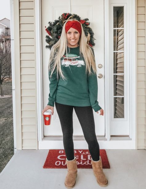 Comfy Christmas Eve Outfits, Christmas Hat Outfit, Comfy Casual Christmas Outfits, Chill Christmas Outfit, Cozy Christmas Outfit Casual, Cute Comfy Christmas Outfits, Christmas Comfy Outfit, At Home Christmas Outfit, Cute Casual Christmas Outfits