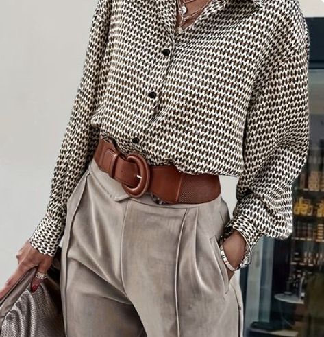 Chic Skirts, Vintage Blouse, Printed Cardigan, Inspiration Mode, High Waisted Trousers, Print Blouse, Printed Blouse, Casual Outfit, Printed Shirts