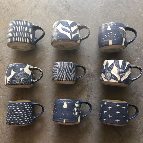 Ceramic Mugs Pottery, Mug Sgraffito, Sgraffito Technique Patterns, Simple Ceramic Mug, Sgraphito Pottery, Diy Pottery Mug Ideas, Scraffito Mug, Sgraffito Mug Designs, Scraffito Designs Simple Mug