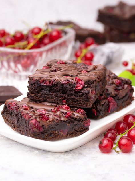 Red Currant Recipes, Red Currant Recipe, Currant Recipes, Easy Strawberry Desserts, Red Currants, Brownie Ingredients, Berries Recipes, Red Currant, Vegan Cakes