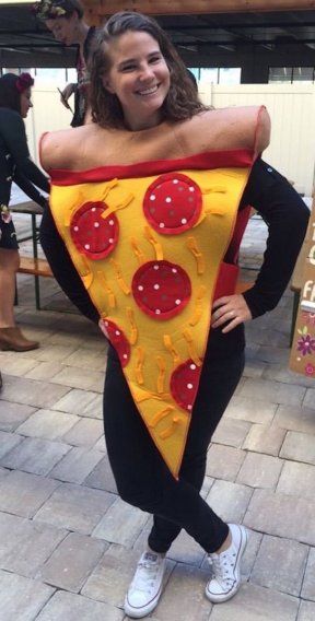 Simple food costumes are big this year. You could be a cheesy slice of pizza... Pizza Halloween Costume, Fantasia Diy, Halloween Costumes For Big Kids, Pizza Costume, Ideas For Cupcakes, Food Halloween Costumes, Pizza Delivery Man, Cupcakes Halloween, Handmade Halloween Costumes