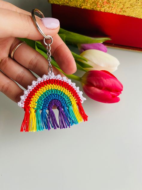 Arco Iris Crochet, Crochet Rainbow Keychain, Knitting Keychain, Easy Crochet Bookmarks, ميدالية مفاتيح, Fun Diy Craft Projects, Keychain Pattern, Crochet Rainbow, Rainbow Keychain