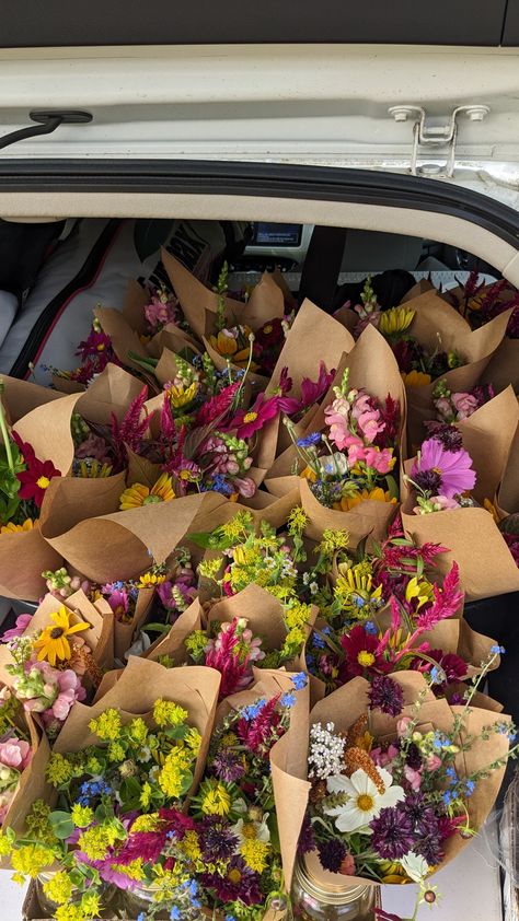 farmer's market flowers Flowers At Farmers Market, Farmers Market Flowers, Market Flowers, Farmer's Market, Flower Delivery, Farmers Market, Farmer, Flowers