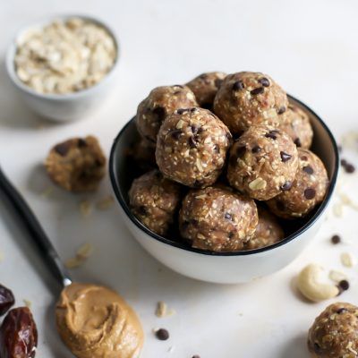 These Maca Peanut Butter Energy Balls are LOADED with the goods. Peanut butter, oats, maca powder, nuts and sweetened with Medjool dates. Vegan, gluten-free and the best snack. Maca Recipes, Fit Mitten Kitchen, Peanut Butter Energy Balls, Maca Root, Protein Balls, Good Healthy Snacks, Energy Balls, How To Eat Paleo, Free Energy