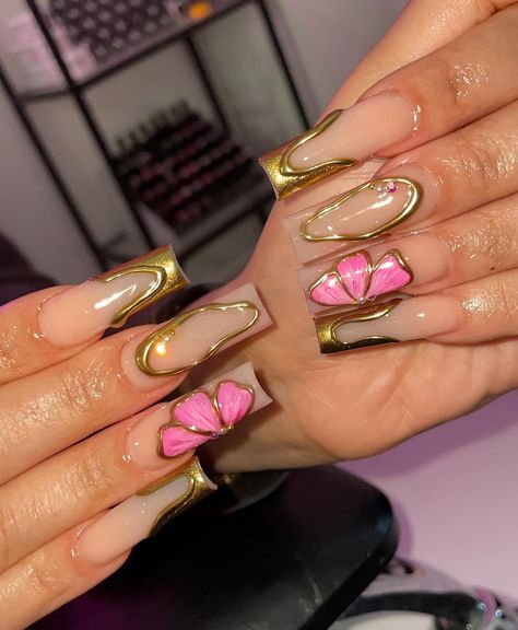 Gold And Pink Nail Designs, Birthday Inspo Nails, Nail Art On Chrome Nails, Birthday Nails Glam, Abstract Chrome Nails, Birthday Nail Set Ideas December, Gold Nails Acrylic Short, Pink Inspo Nails, Gold Inspired Nails