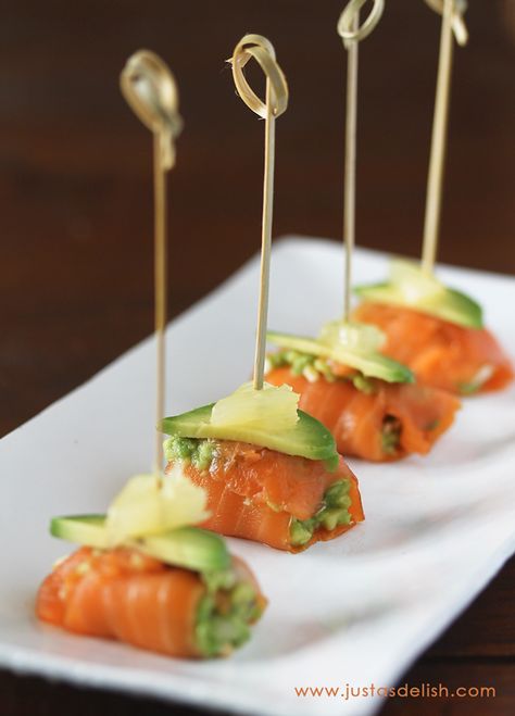 Smoked Salmon Bites, Avocado Bites, Resep Sushi, Salmon Smoked, Salmon Bites, Fest Mad, Small Appetizers, Salmon Avocado, Läcker Mat