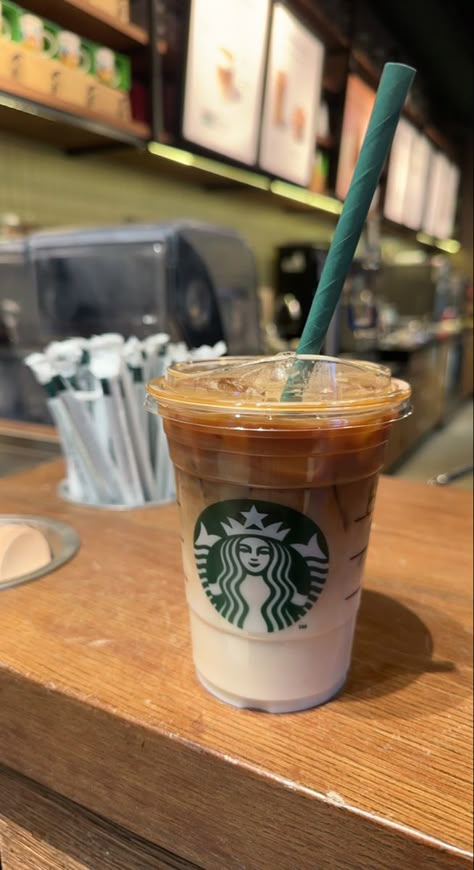 Banana Bread Starbucks, Starbucks Hot Drinks, Coffee Starbucks Drinks, Starbucks Caramel Drinks, Starbucks Calories, Caramel Macchiato Starbucks, Coffee Captions Instagram, Sweet Coffee Drinks, Caramel Drinks