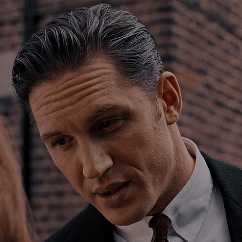 Classy Long Hair, Tom Hardy Hair, Round Face Haircuts Men, 90s Haircut Men, Classic Short Hairstyles, Old School Hairstyles, Tom Hardy Haircut, Slick Back Haircut, Gentleman Haircut