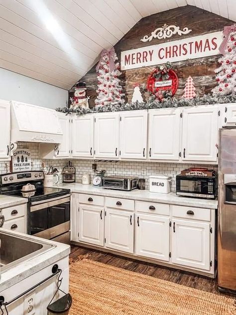 Christmas Kitchen Decor Ideas, Top Of Kitchen Cabinets, Above Kitchen Cabinets, Christmas Decor Inspiration, Country Christmas Decorations, Christmas Kitchen Decor, Christmas Interiors, Christmas Room Decor, Christmas Town