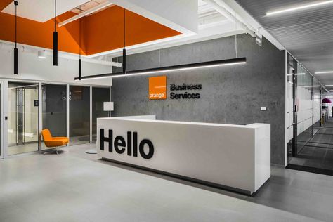 Gallery of Orange Business Services Office / T+T Architects - 6 Reception Desk Design, Office Images, Corporate Office Design, Office Lobby, Office Pictures, Office Space Design, Office Branding, Modern Office Design, Corporate Interiors