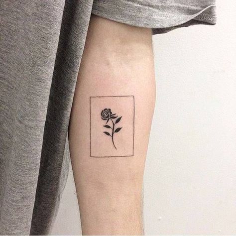 Looking for some tattoos ideas? Then look no further! Check out these awesome 36 Minimalist tattoos ideas! Tatuagem Masculina Pequena, Tato Henna, Black Rose Tattoos, Small Flower Tattoos, Rosen Tattoo, Aesthetic Tattoo, 문신 디자인, Small Tattoo, Minimal Tattoo