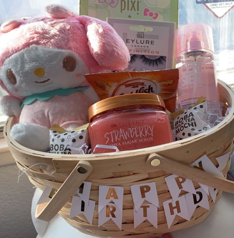 Girls Birthday Basket, Bff Basket Gift Ideas, Cute Birthday List Ideas, Cute Present Ideas For Friends, Girly Birthday Gift Ideas, Y2k Gift Basket, Birthday Basket Sister, Gift Idea Birthday, Small Birthday Basket Ideas