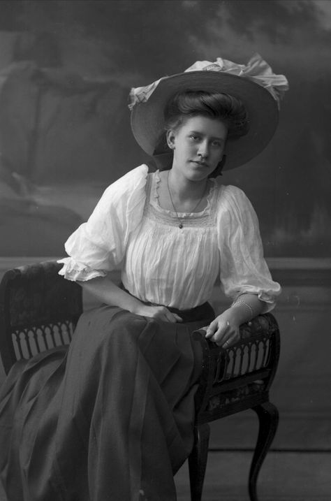 September 22, 1909 Edwardian Boater Hat, Silent Sky, 1890s Fashion, Antique Photography, 1900s Fashion, 1910s Fashion, Fashion Queen, 20th Century Fashion, Boater Hat