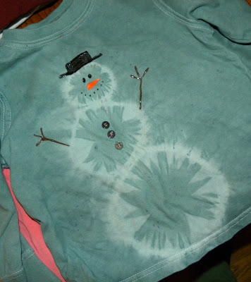 Snowman Tie Dye Shirt/ easy / FREE instructions                                                                                                                                                                                 More Cool Tie Dye Shirts, Tie Dye Shirts Patterns, Snowman Shirt, Girl Scout Ideas, Tie Dye Techniques, Tie Dye Diy, Bleach Tie Dye, Christmas Parade, The Hive