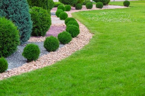 28 Front Yard Landscaping Ideas With Rocks and Mulch Wood Garden Edging, Olivier En Pot, Brick Edging, Mulch Landscaping, Small Front Yard, Garden Stand, Edging Ideas, Landscape Edging, Low Maintenance Landscaping