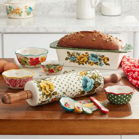 The Pioneer Woman 10-Piece Bakeware Combo Set Pioneer Woman Bakeware, Pioneer Woman Dishes, Pioneer Woman Kitchen Decor, Rose Shadow, Pioneer Woman Kitchen, Baking Items, Baking Project, Baking Set, The Pioneer Woman