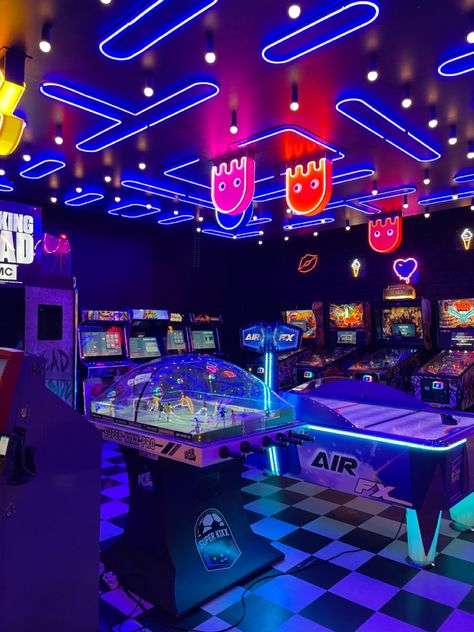 Arcade Bar, Gaming Lounge, Arcade Room, Retro Arcade Games, Bg Design, Arcade Game Room, Retro Arcade, Retro Videos, Salou