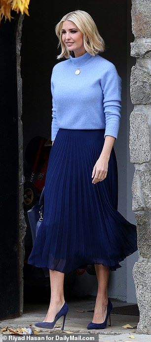 Blue Pleated Skirt Outfit, Navy Skirt Outfit, Blue Skirt Outfits, Navy Pleated Skirt, Blue Pleated Skirt, Pleated Skirt Outfit, Rok Plisket, Mock Turtleneck Sweater, Winter Skirt Outfit