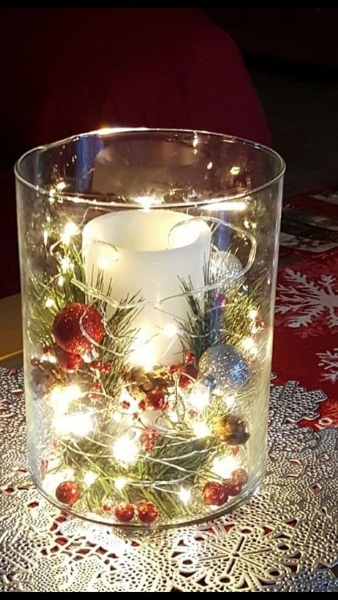 Hurrican Centerpieces Christmas, Christmas Center Piece Decor Ideas, Big Glass Jar Ideas, Christmas Party Centerpieces, Christmas Decorations Centerpiece, Diy Christmas Tree Topper, Christmas Centers, Flocked Christmas Trees Decorated, Minimalist Christmas Tree