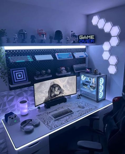 Gaming Room Setup Minimalist, Small Gaming Desk Setup, Space Gaming Setup, Set Up Gamer Minimalista, Black And White Gaming Setup, Pc Gaming Setup Ideas, Modern Gaming Room, White Gaming Desk, Aesthetic Gaming Setup