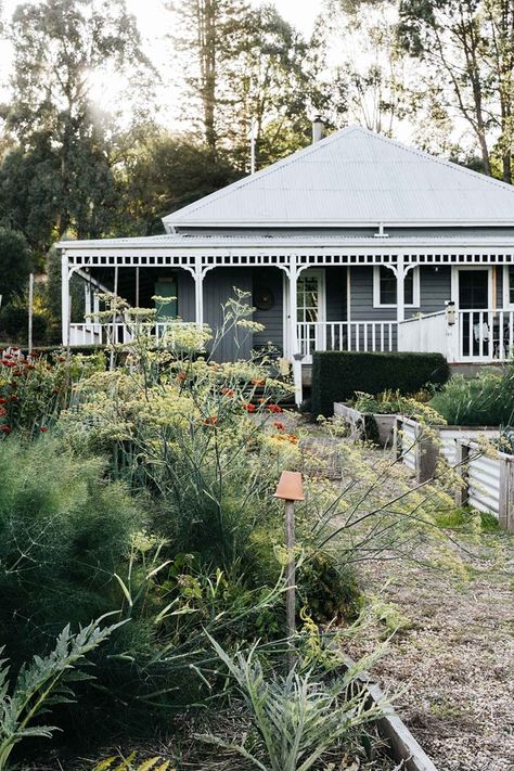 Acreage Landscaping, Italian Style Home, Country Style Magazine, Family Cottage, Weatherboard House, House Styling, Black Barn, Cottage Exterior, Farm Cottage