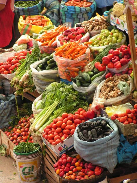 Farmers markets make me happy. Food Calorie Chart, Calorie Chart, Local Farmers Market, Fresh Market, Fresh Fruits And Vegetables, Food Market, Fruit And Veg, Fruits And Veggies, Healthy Foods