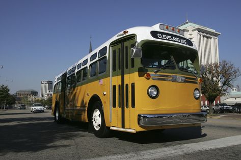 Montgomery Bus Boycott - Facts, Significance & Rosa Parks - HISTORY Rosa Parks Facts, Plessy V Ferguson, Rosa Parks Bus, History Printables, Montgomery Bus Boycott, Weird History Facts, Bus Boycott, American History Lessons, Montgomery Alabama