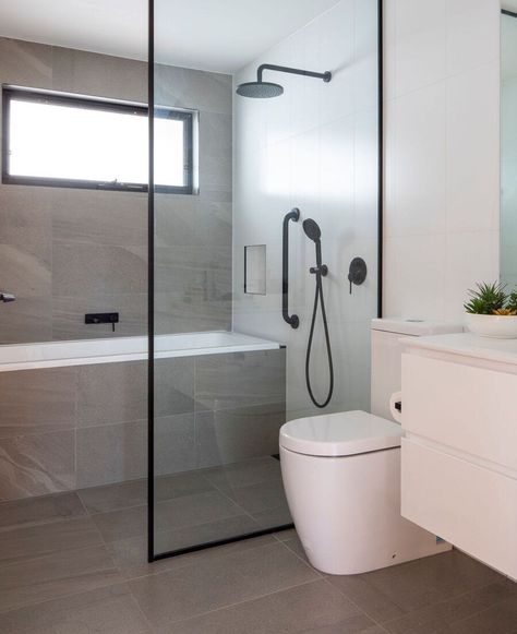 Small Main Bathroom Ideas With Tub, Toilet Design With Bath Tub, Small Main Bathroom Ideas Modern, Minimalist Bathroom With Tub, Bathroom Ideas Wetroom, Bathroom Layouts With Shower And Tub, Wet Bathroom Ideas Small, Wet Room With Tub, Small Bathroom With Tub And Shower Combo