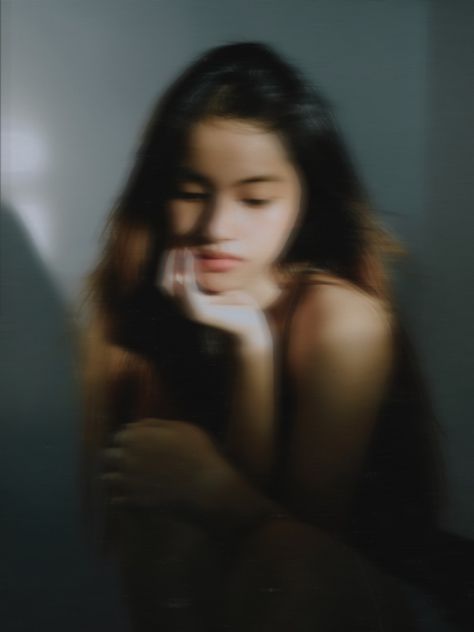 Ideas For Indoor Photoshoot, Indoor Pose Ideas, Blurred Photo Ideas, Indoor Aesthetic Pictures, Cool Indoor Photoshoot Ideas, Night Indoor Photoshoot, Bedroom Photo Shoot Ideas, Blurred Portrait Photography, Indoor Night Photoshoot Ideas