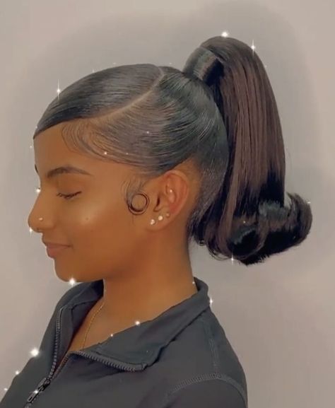 Slicked Back Hairstyles, Hair Accessories Bun, Weave Ponytail Hairstyles, Geometric Hair Clip, Birthday Hairstyles, Black Ponytail Hairstyles, Vlasové Trendy, Slicked Back Hair, Slick Hairstyles