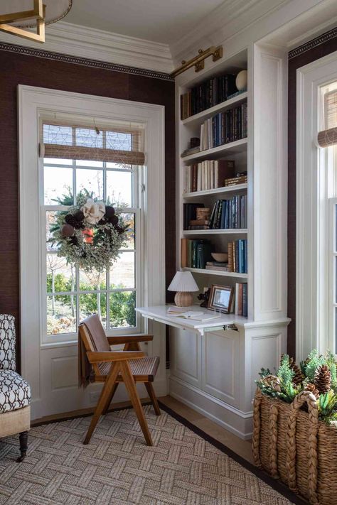 Formal Living Room Library Ideas, Cozy Built Ins, Small Bookshelf Living Room, Den Study Room Ideas, Desk In Front Of Bookshelves, Small Living Room With Bookcases, Bookshelves With Desk Built In, Landing Library Ideas, Red Library Room