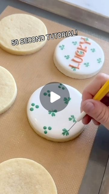 My Two Cookies by Erika on Instagram: "Ugh! Apparently my voice was taken off this tutorial from last year. Not sure why. I’ll post it here and hope for the best this time! Try this out this week and tag me or message me with your creations! ☘️ Click on the flag below the video to save this post to refer back to!   . . #cookietutorial #cookiedecorating #mytwocookies #shamrockcookies #howtodecoratecookies #cookievideos #cookievideo #lehiutah" Banner Cookies Decorated, Cookie Decorating Designs, Flag Cookies Decorated, Star Cookie Decorating Ideas, Royal Icing Cookie Decorating Videos, Circle Cookie Decorating Ideas, Easy Cookie Decorating Ideas, Decorated Sugar Cookies Ideas, Sugar Cookie Decorating Icing