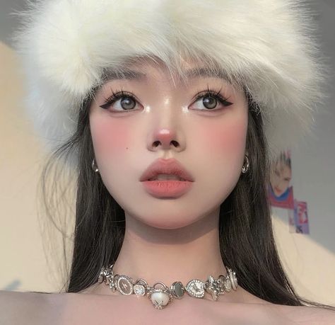 Im Cold Makeup Look Korean, Cold Make Up Look Tiktok, Cold Girl Makeup Asian, Snow Makeup Looks Simple, Asian Christmas Makeup, Cold Face Makeup, Korean Cold Makeup, Snow Bunny Makeup Look, Douyin Winter Makeup