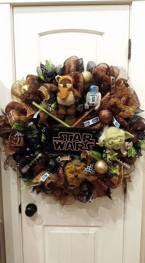 Star Wars Xmas Decorations, Star Wars Christmas Wreath Diy, Grogu Christmas Tree, Mandalorian Christmas Tree, Star Wars Tree Christmas, Star Wars Christmas Crafts, Nerdy Christmas Decorations, Funny Christmas Crafts, Star Wars Wreath