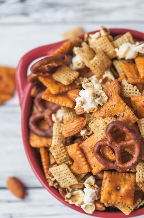 Bomb Snack Mix Popcorn Snack Mix Recipes, Exercise Stomach, Snacks Junk Food, Weight Tips For Women, Chex Snack Mix, Things To Make For Christmas, After School Snack Ideas, Junk Food Cravings, Savory Popcorn