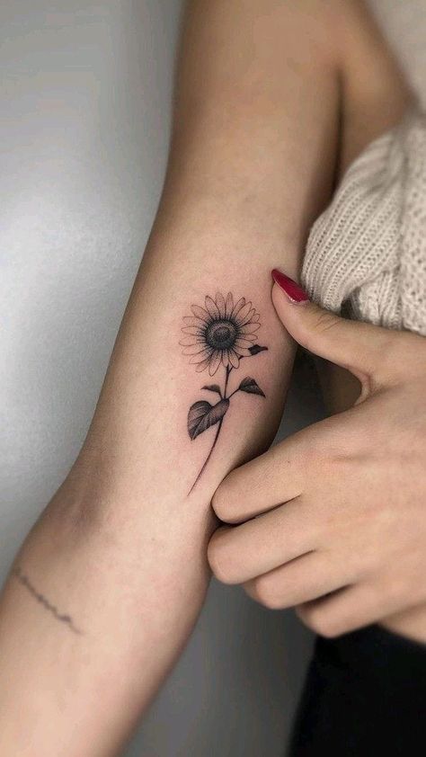 Meaningful Sunflower Tattoo, Proverbs 31 25 Tattoo With Flowers, Sunflower Tattoo Back, Minimalist Sunflower Tattoo, Girasoles Tattoo, Sunflower Tattoo Stencil, Simple Sunflower Tattoo, Small Sunflower Tattoo, Sunflower Tattoo Simple