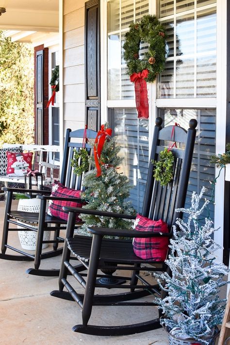 Farmhouse style Christmas front porch with picket fences-2 Front Porch With Rocking Chairs, Christmas Front Porches, Porch Crafts, Christmas Backyard, Front Porch Chairs, Christmas Porch Decorations, Front Porch Rocking Chairs, Cardboard Fireplace, Christmas Patio