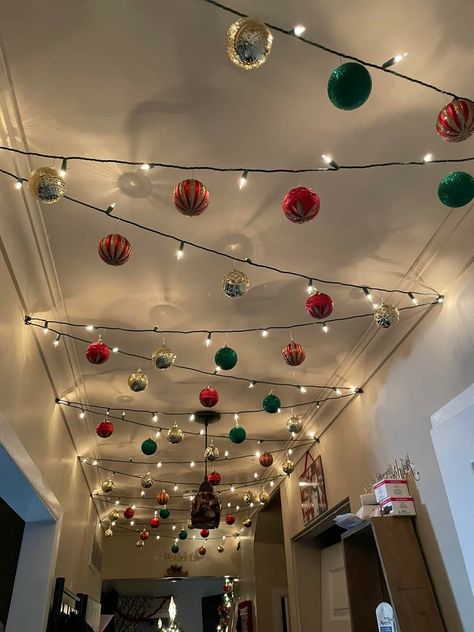 Jul Diy, Christmas Decorations Apartment, Christmas Apartment, Christmas Themes Decorations, Christmas Decor Inspiration, تصميم للمنزل العصري, Diy Christmas Decorations Easy, Christmas Room Decor, Office Christmas