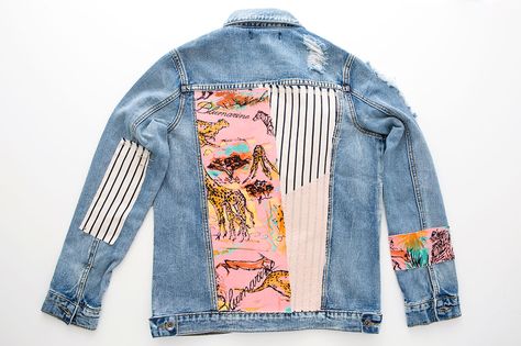 Add some colorful fabric to an old denim jacket. How To Wear Denim Jacket, Jean Jacket Diy, Mom Jeans Black, Outstanding Outfits, Diy Denim Jacket, Diy Jeans, Jean Jacket Outfits, Denim Jacket Fashion, Diy Jacket