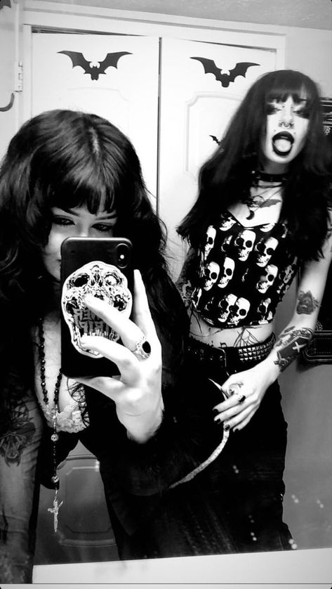 Goth Matching Pfp Couple, Emo Mommy, Goth Lesbian, Goth Mommy, Goth Friends, Goth Women, Goth Makeup, Types Of Girls, Eye Makeup Art