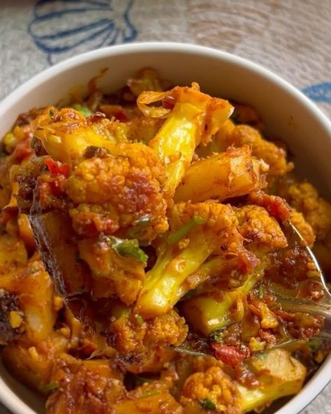 Vadodara Food & Travel Blogger | Shilpi on Instagram: "Aloo Gobhi ki sukhi masaledar sabzi😍 Aloo Gobi is one of such dishes which can be made in a hundred ways. So, there is not a particular single recipe for making any ‘aloo gobi’ This is a dry version and tastes awesome with roti, paratha, and some kind or raita. Do try it once, I know you will definitely adore this Dry Aloo Gobi Sabji. Ingredients: 1/2 kg Cauliflower (gobi), floret 2 Potato (Aloo) 2 teaspoon Red Chilli powder 1 tablespoon Coriander Powder (Dhania) 1 tablespoon Turmeric powder (Haldi) 2 tablespoon Onion, finely chopped 1 teaspoon Ginger, finely chopped 1 tsp garlic 1 green chilli 1 teaspoon Methi Leaves (Fenugreek Leaves) 1 tbsp Coriander (Dhania) Leaves, for garnishing Oil, as required Salt to taste Keep follow @mye Gobhi Sabzi, Gobi Sabji, Roti Sabji, Cauliflower Gobi, Potato Aloo, Gobhi Recipe, Aloo Gobi Recipe, Gobi Recipe, Aloo Gobi